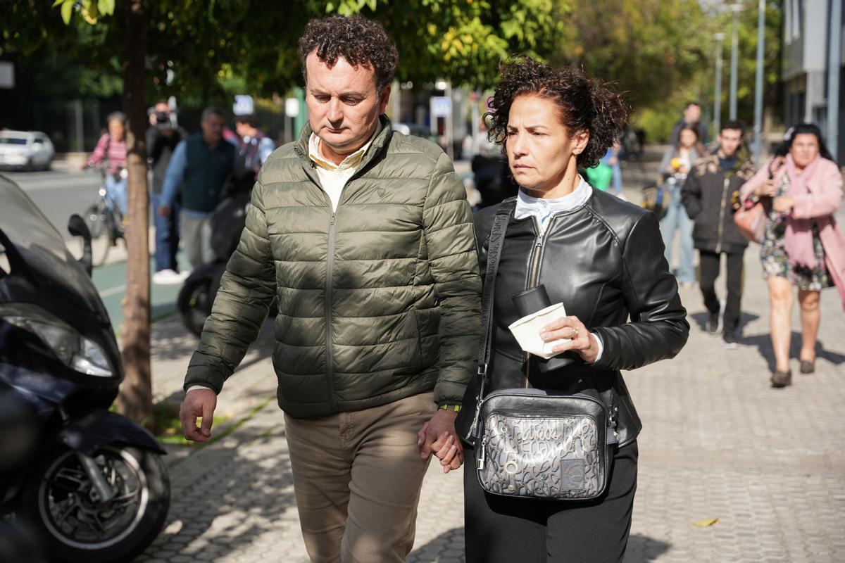 Los padres de Sandra Peña salen, tras declarar en calidad de testigos perjudicados, de la Fiscalía de Menores de Sevilla. A 12 de noviembre de 2025, en Sevilla (Andalucía, España). Tras la citación de los progenitores, continúa la investigación del caso con la entrega, por parte de la Policía Nacional, a la Fiscalía de Menores del informe sobre acoso escolar que atravesó la sevillana en el centro en el que cursaba sus estudios, el Irlandesas de Loreto de Sevilla. 12 NOVIEMBRE 2025 María José López / Europa Press 12/11/2025. María José López