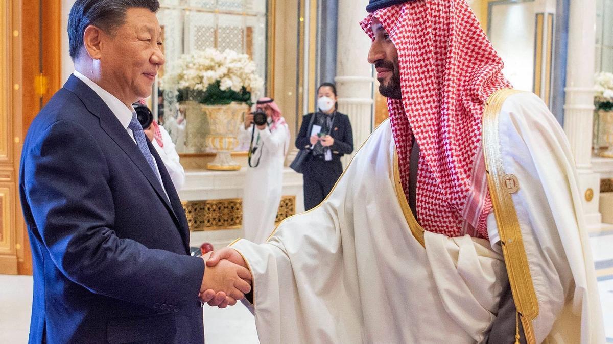 El príncipe saudí Mohammed bin Salman estrecha la mano del presidente chino, Xi Jinping, durante su encuentro este viernes en Riad.