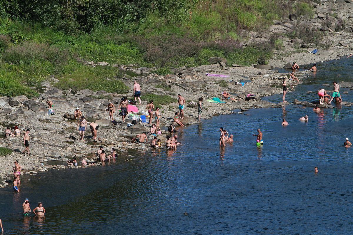 Ourense calor altas temperaturas bañistas en rio Miño zona termal A Chavasqueira playa fluvial