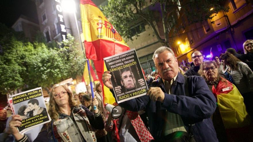 VÍDEO | Centenares de personas se agolpan en la sede del PSOE de Murcia para protestar contra Sánchez