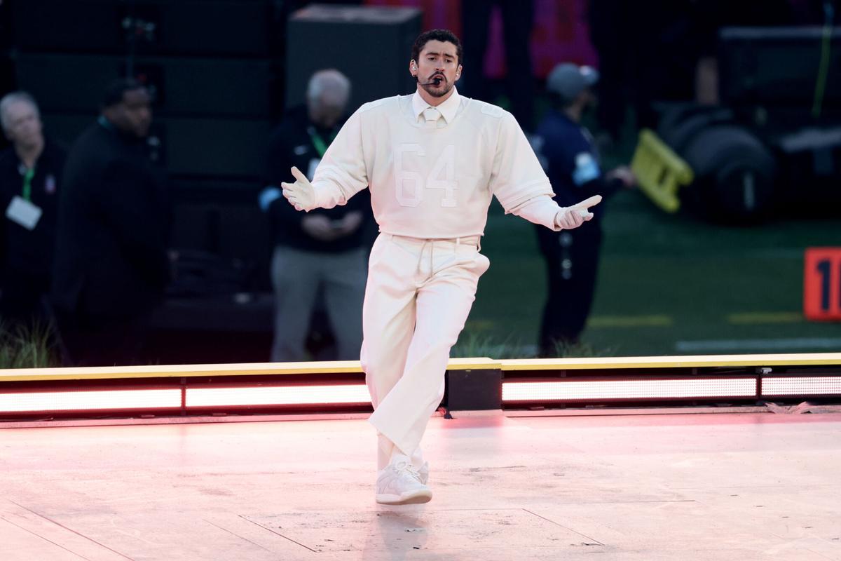 Bad Bunny actúa durante el espectáculo de medio tiempo de Apple del partido de fútbol americano Super Bowl 60 de la NFL entre los Seattle Seahawks y los New England Patriots, el domingo 8 de febrero de 2026, en Santa Clara, California (Adam Hunger/AP Content Services for NFL)
