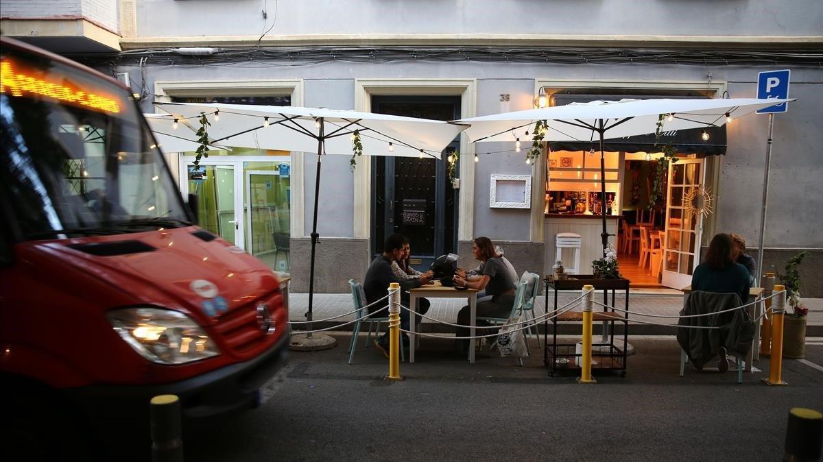  Terraza del Restaurante Pappa e Citti de la Calle Encarnacio de Gracia decorada con luces, plantas y cuerdas