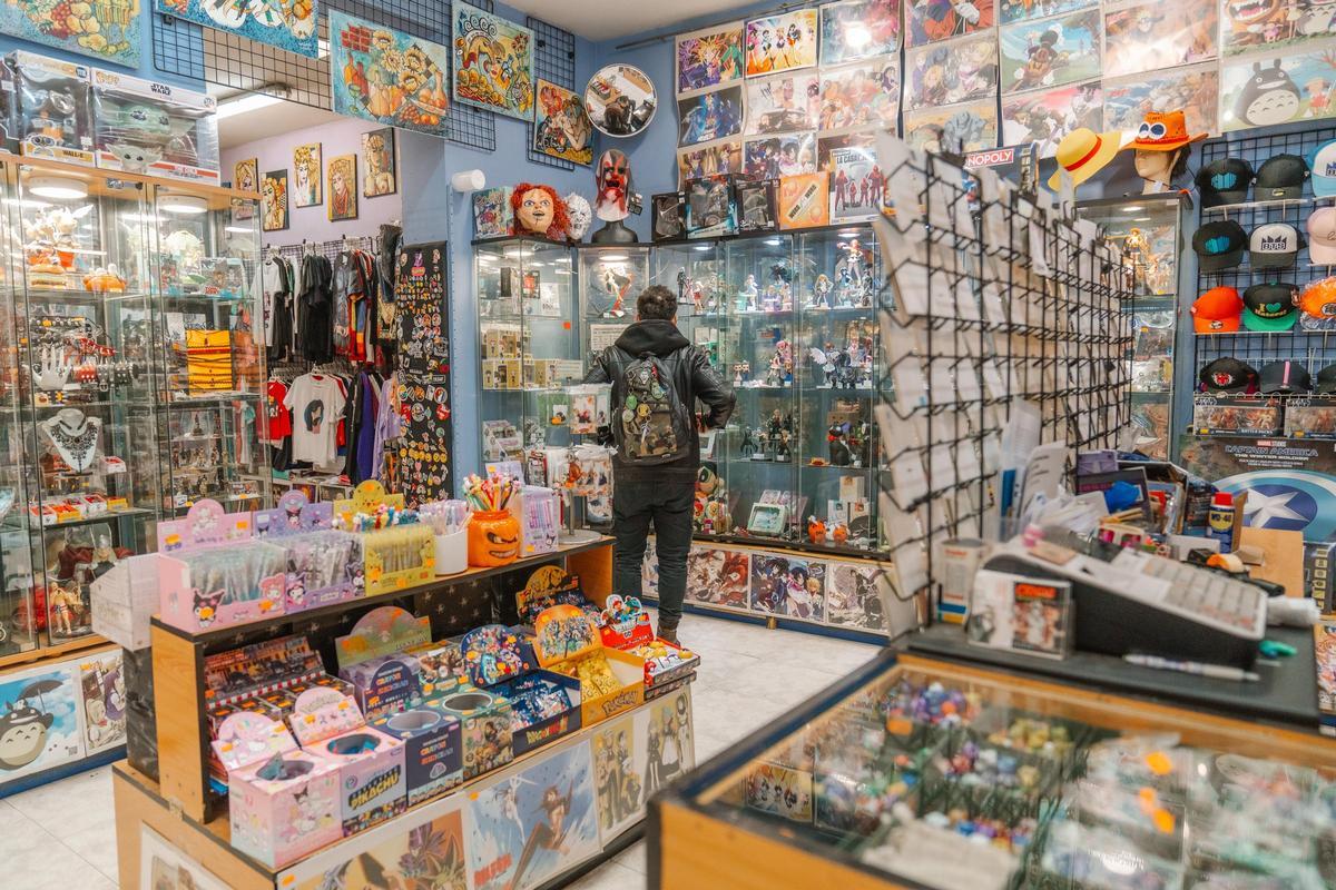 Un cliente busca objetos de colección en la tienda de cómics Crisis, en la calle de la Luna, en Madrid.