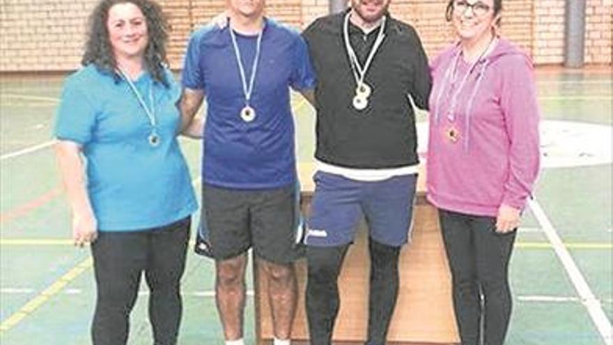 Una concentración de bádminton reúne a un centenar de jugadores en el pabellón