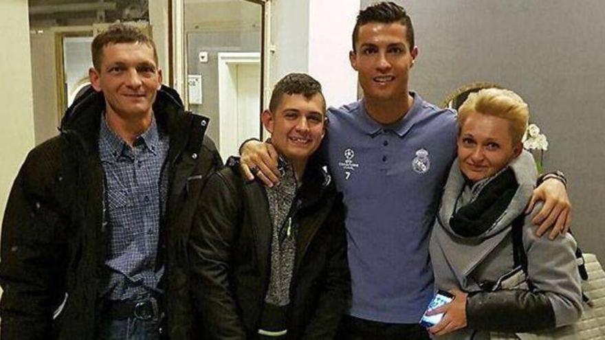 Cristiano recibe al niño que salió del coma con un gol suyo