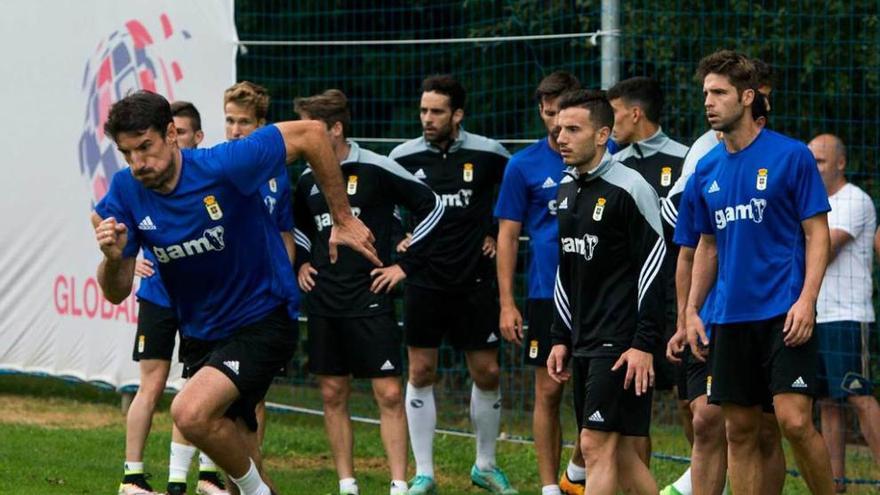 Toché, en primer término, durante un entrenamiento del Oviedo en El Requexón.