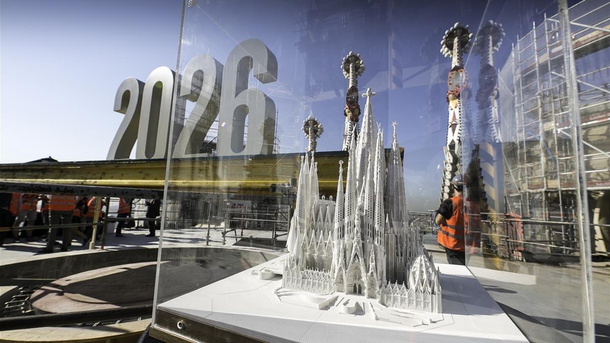 La base de la torre central de la Sagrada Família, con una maqueta del templo finalizado, hoy.