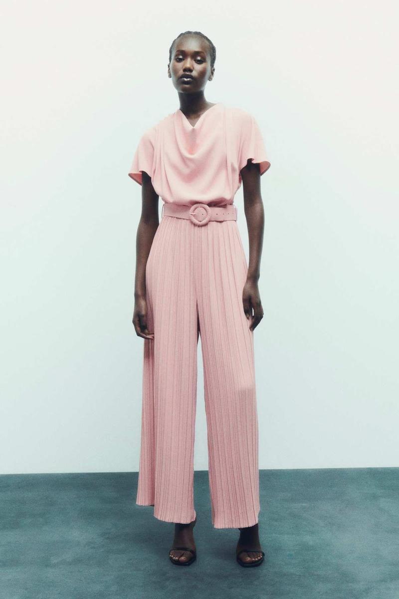 Mono pantalón plisado rosa de Zara