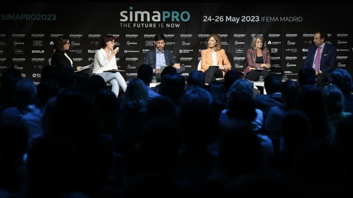 Representantes de la Comunidad de Madrid, Comunidad Valenciana, Andalucía y Cataluña, junto con el Ministerio de Transportes, debatiendo sobre la Ley de Vivienda.