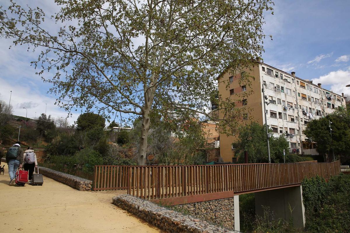 Edificio El Barco de Esplugues, desalojado el lunes por riesgo de derrumbe y en el que actualmente cinco vecinos se niegan a salir.