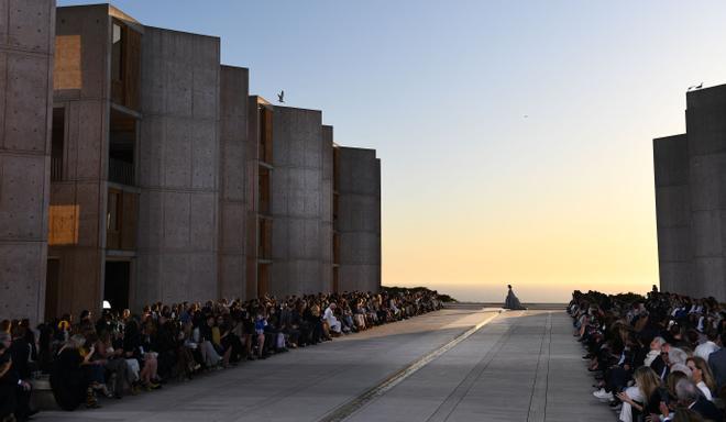 Desfile de Louis Vuitton en el Instituto Salk