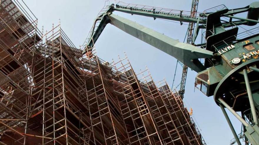 Un barco en construcción en Astilleros Gondán, en Figueras.