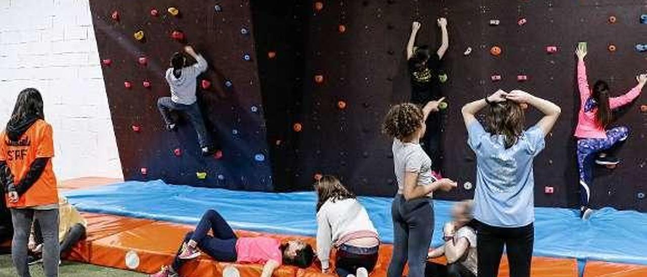 Un grupo de niños, disfrutando del parkour.