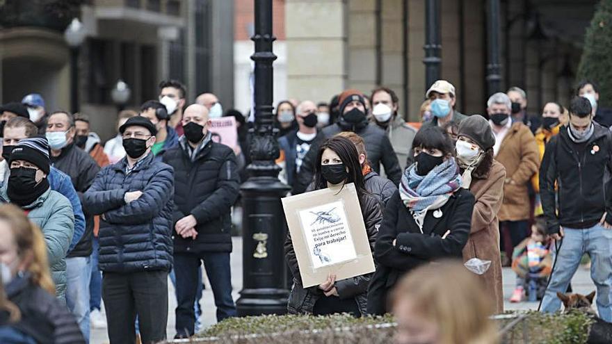 Hosteleros concentrados ayer en Begoña. | Marcos León