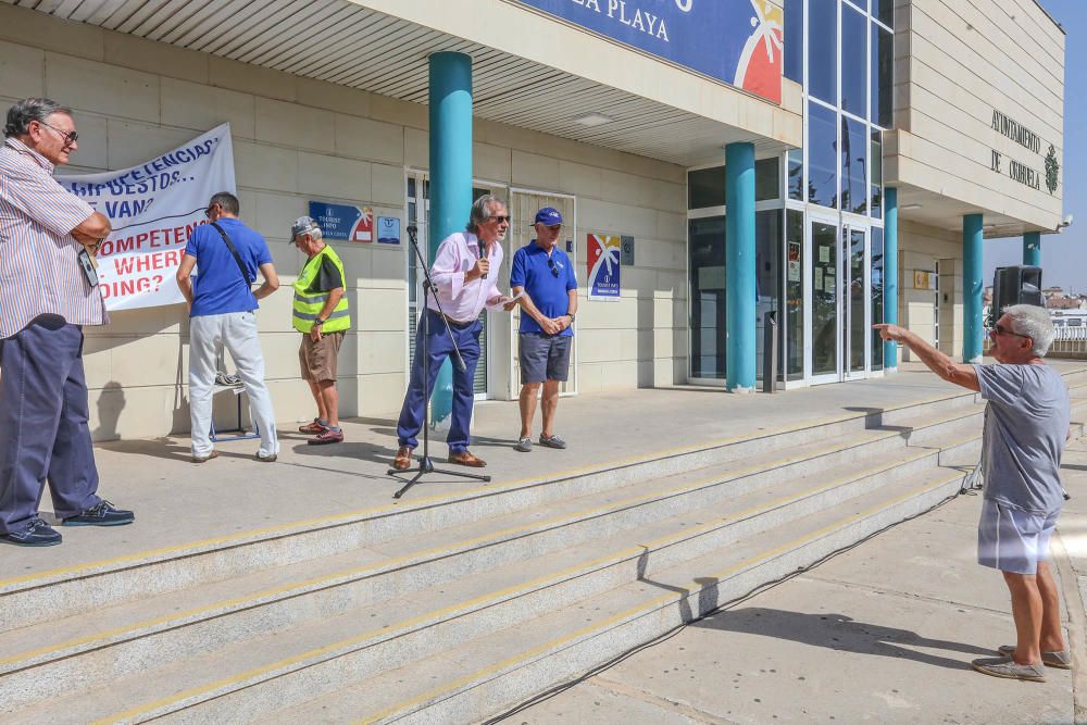 El alcalde de Orihuela Costa escucha las quejas de los vecinos sobre la limpieza