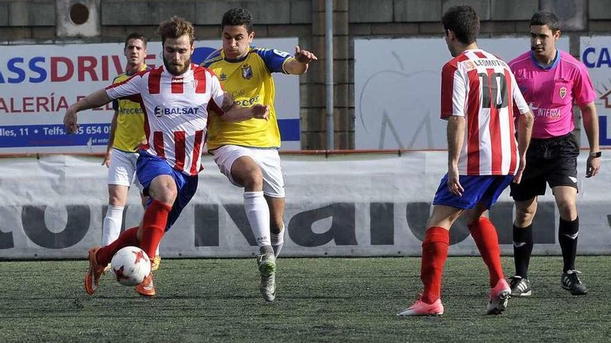 El jugador local Meana conduce el balón durante el partido de ayer.