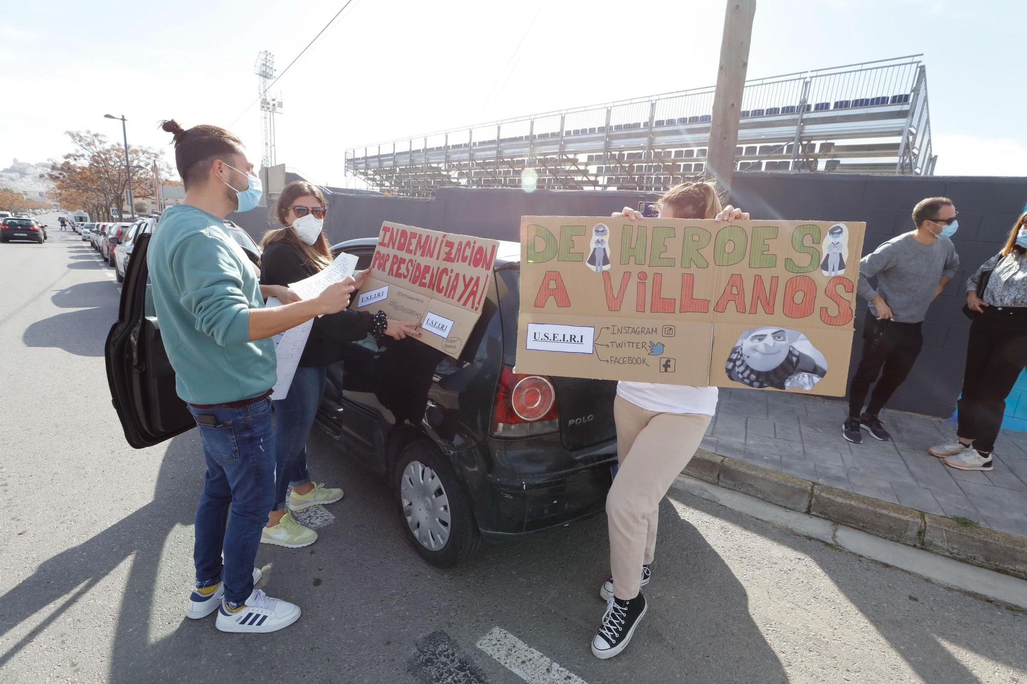 Una caravana reclama en las calles de Ibiza mejoras salariales para los sanitarios