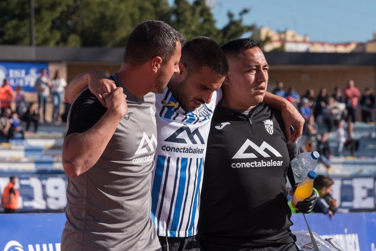 David Forniés del Atlético Baleares abandona el campo lesionado