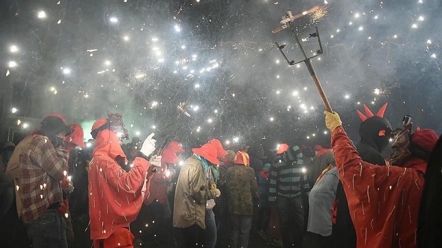 El foc es fa seu el barri antic de Manresa