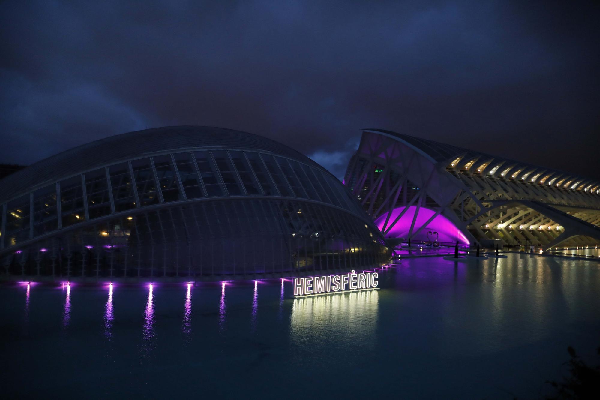 Así se ha iluminado la Ciutat de les Arts i les Ciències para conmemorar el 8M