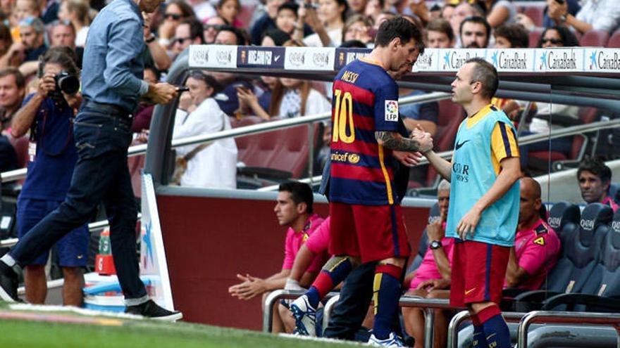 Iniesta consuela a Messi, que se retira del campo tras su lesión.