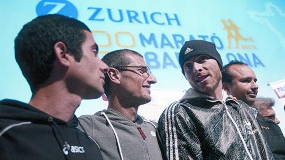 Los atletas Marc Roig, Pablo Villalobos y Jaume Leiva, en la presentación de ayer de la carrera.