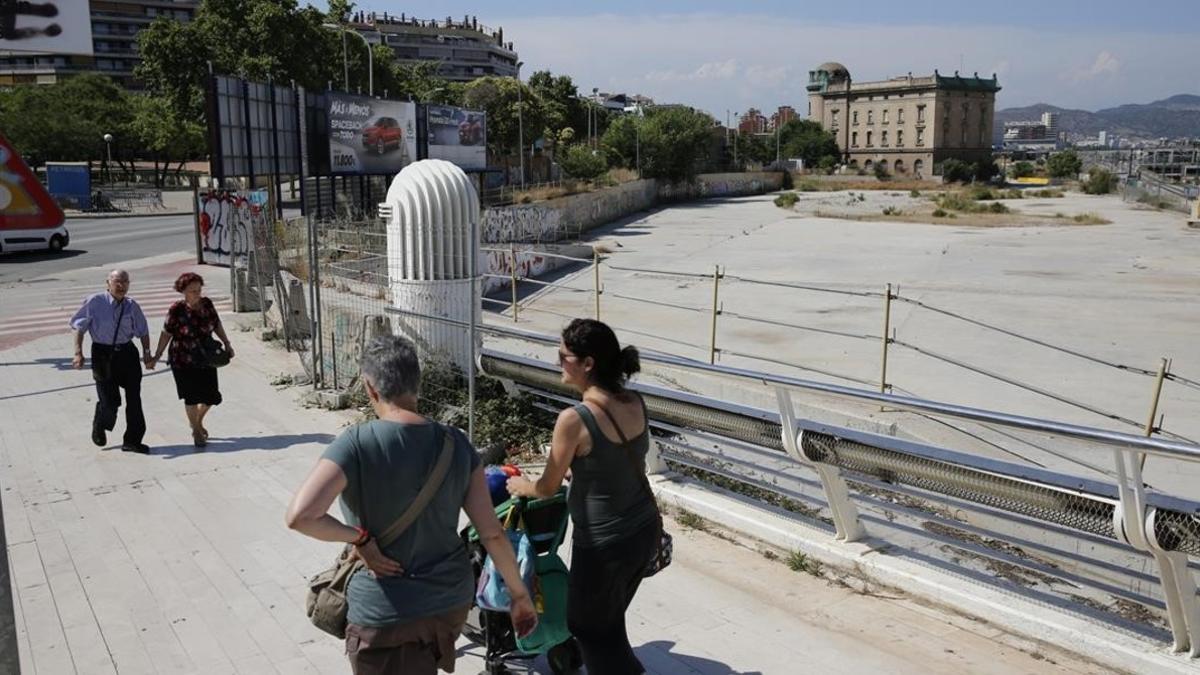 Vista de parte de las obras inacabadas de la alta velocidad vistas desde el puente de Bac de Roda.