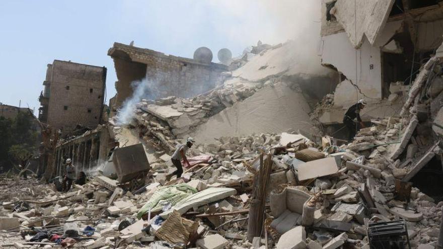 El régimen sirio bombardea con barriles bomba un funeral en Alepo y mata a 16 civiles
