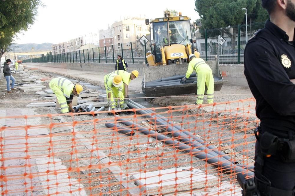 Una nueva zanja en las obras del AVE vuelve a reunir a los vecinos en las vías