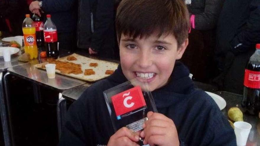 Pablo Rodríguez, con su trofeo de la Copa Galicia.