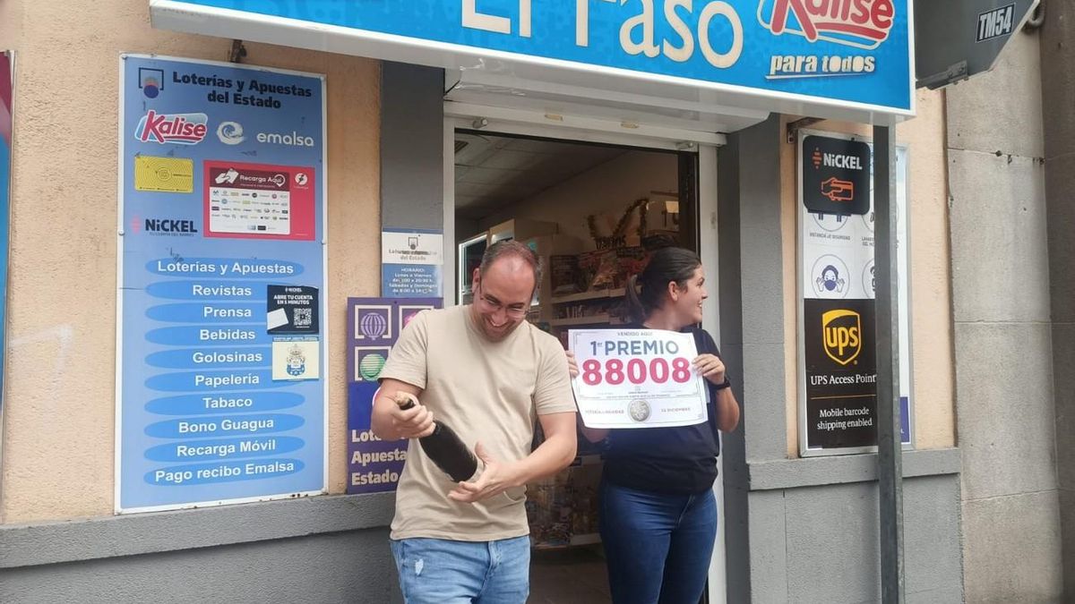 La alegría inunda las administraciones de loterías que dieron el Gordo de Navidad.