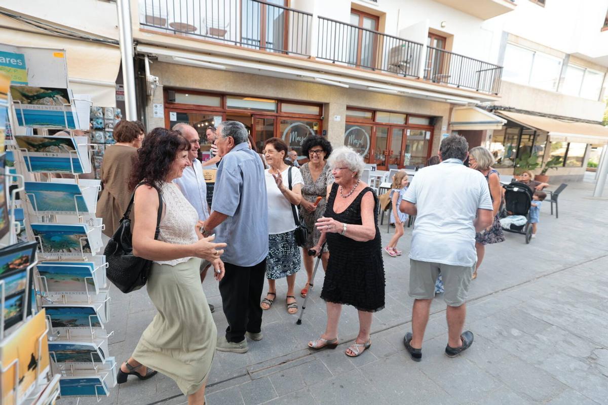 La despedida de Fleurette Ferrer y Juan Barranco de sus familiares de Ibiza en el restaurante Can Mayol