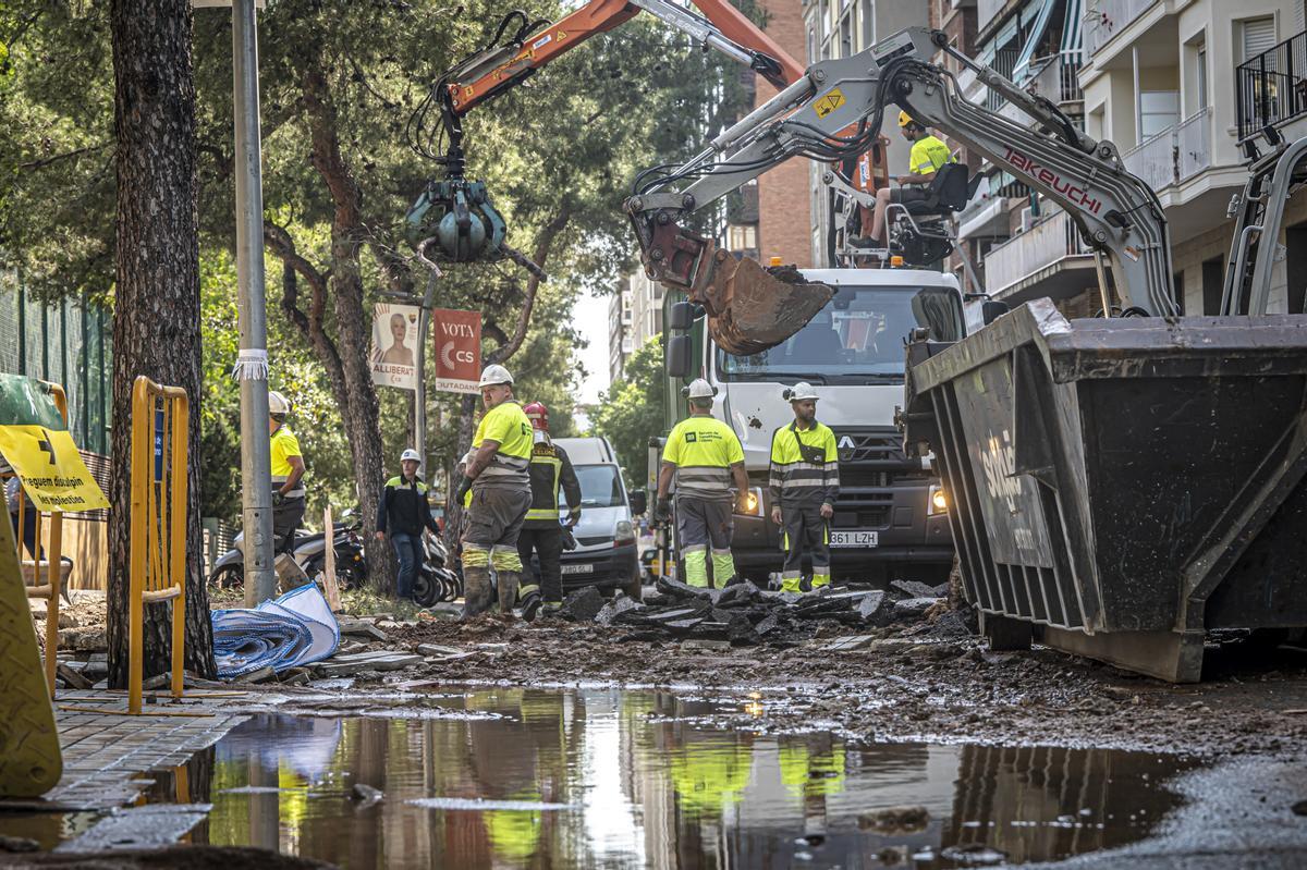 Escape de agua de grandes dimensiones en la avenida Pedralbes con el paseo Manuel Girona de Barcelona