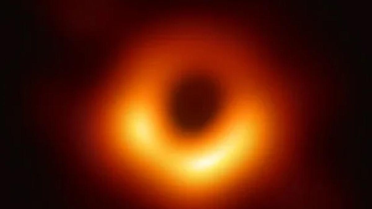 Primera imagen directa de un agujero negro, obtenida en 2019 en el centro de la galaxia M87.