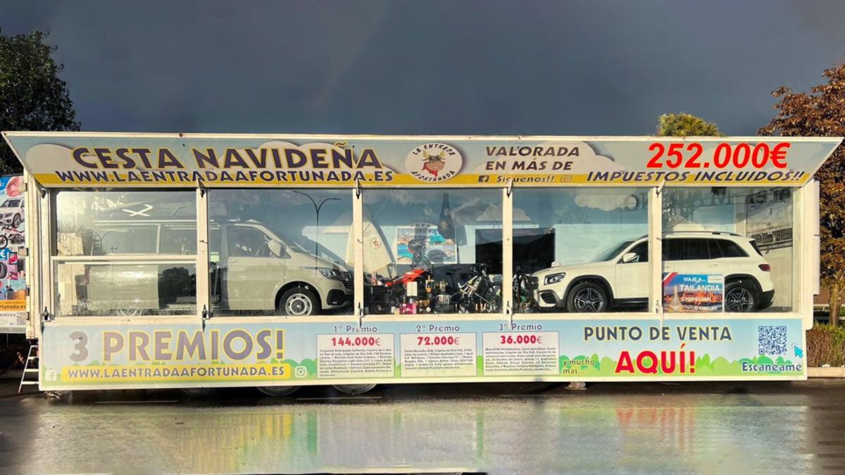 Regalos del sorteo de La Entrada Afortunada, expuestos en un trailer sito en un restaurante de Honrrubia (Cuenca).