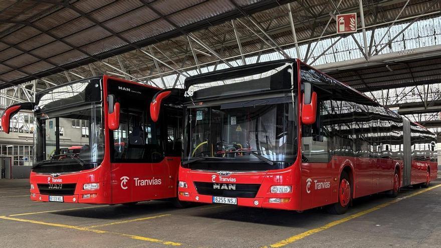 La flota de autobuses de A Coruña se refuerza este jueves con otros  dos vehículos