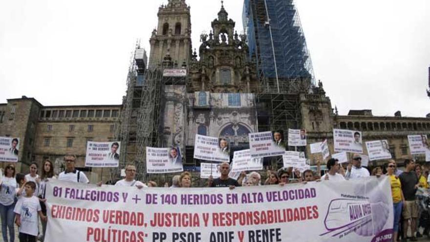 Protesta de las víctimas del Alvia en Santiago, el pasado julio. // X. Álvarez