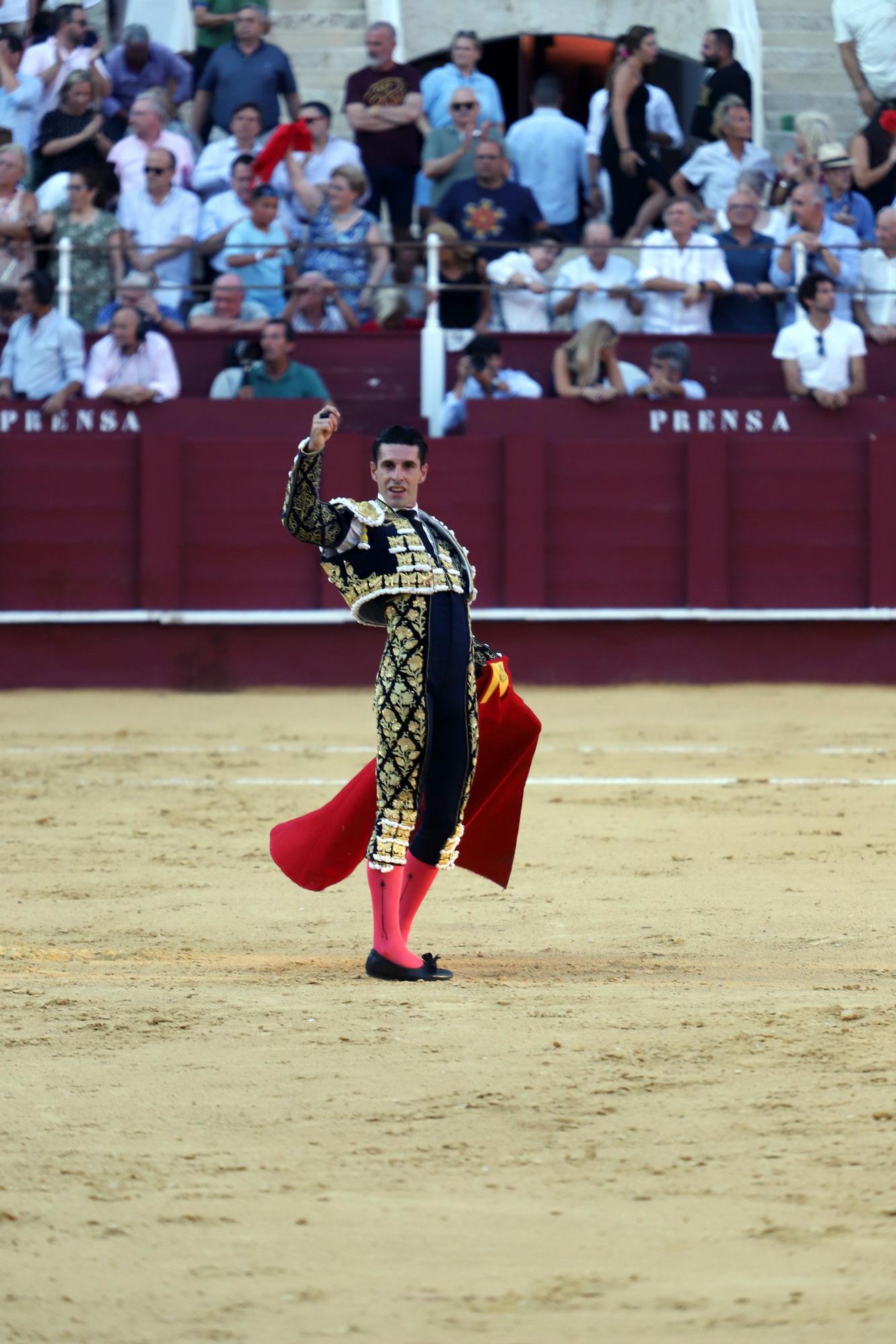 Las imágenes de la cuarta corrida de abono en La Malagueta y de la cogida de Jiménez Fortes