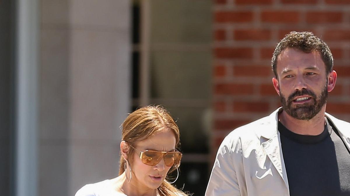 Jennifer Lopez y Ben Affleck paseando por la calle