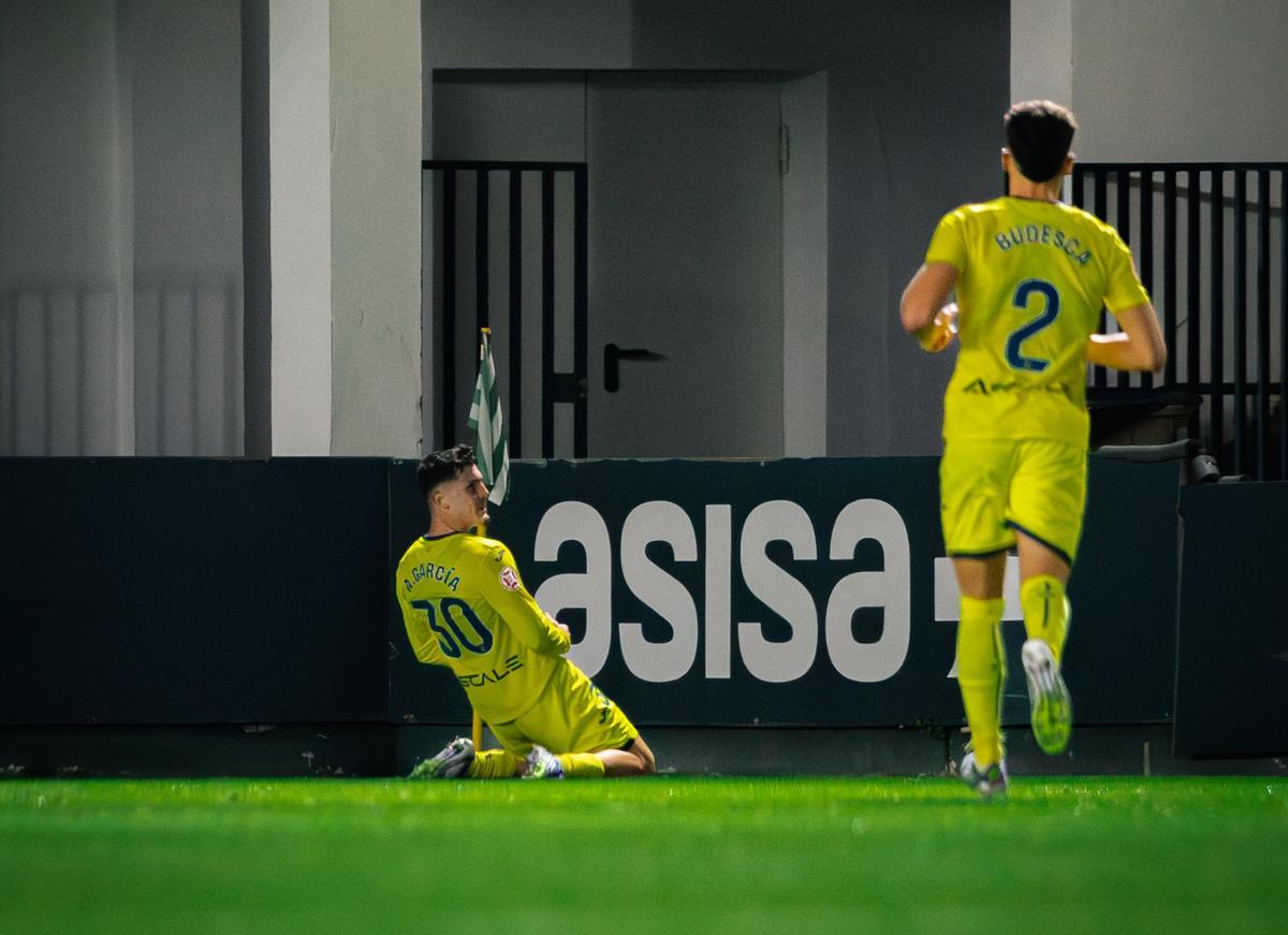 El catalán Albert García celebra su segundo gol en el campo del Betis Deportivo.