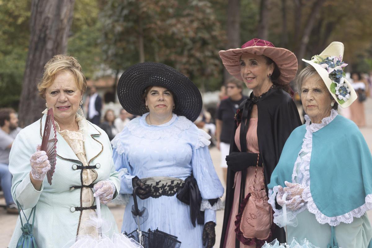 VARIAS PERSONAS CON VESTIMENTA DE EPOCA