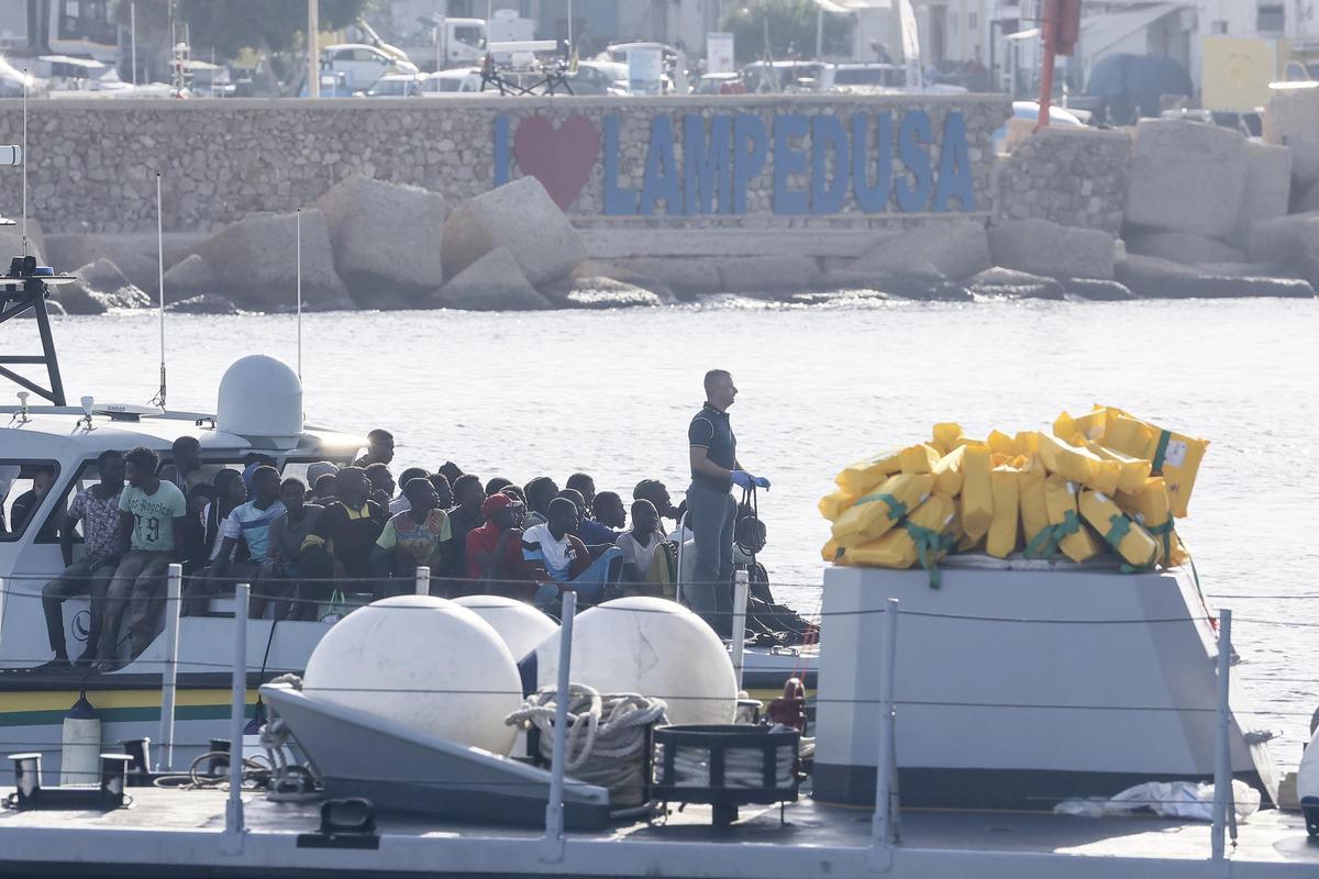 Un grupo de migrantes y refugiados llega a la isla italiana de Lampedusa.