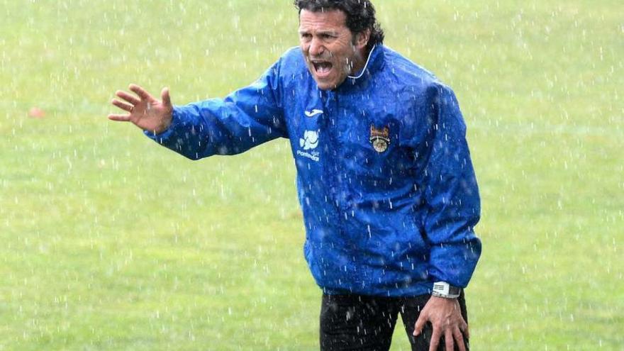 El entrenador del Pontevedra, Luisito, bajo la lluvia durante el partido de ayer en Pasarón. // Rafa Vázquez