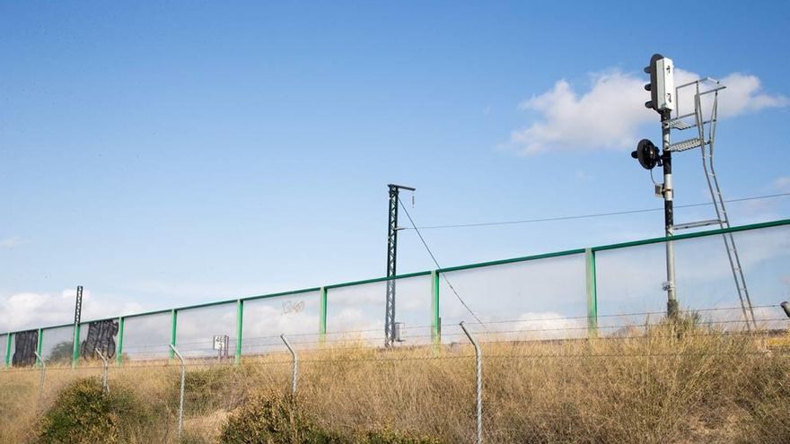 Final del tramo de vía dotado de postes y cableado eléctrico, cerca de la plataforma de El Reguerón.