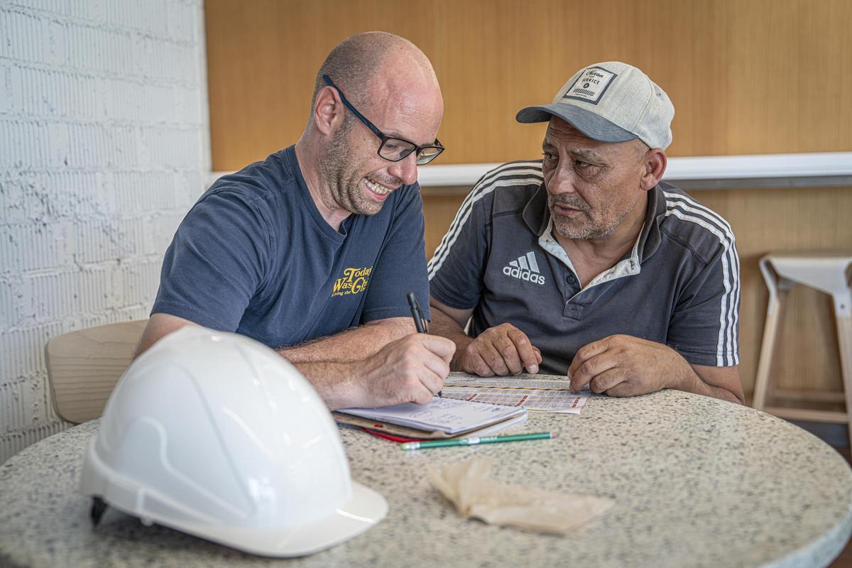 Las obras del Camp Nou desde dentro: tres meses siguiendo a los trabajadores rumanos del Camp Nou