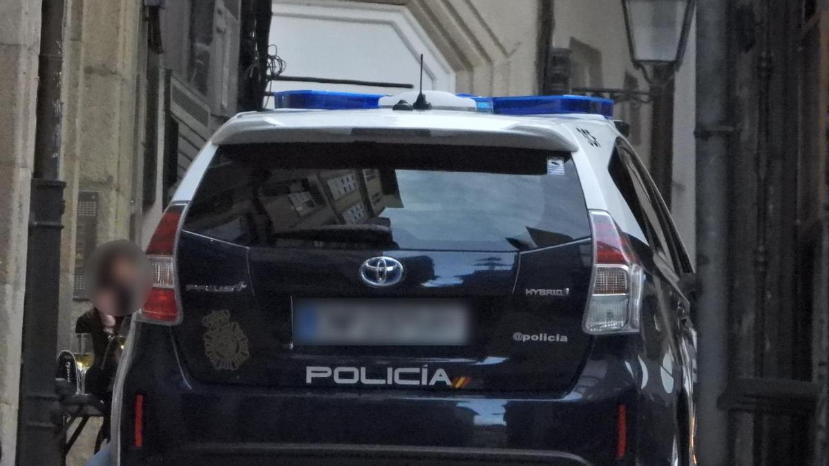 Un vehículo policial patrulla el centro de Ourense.