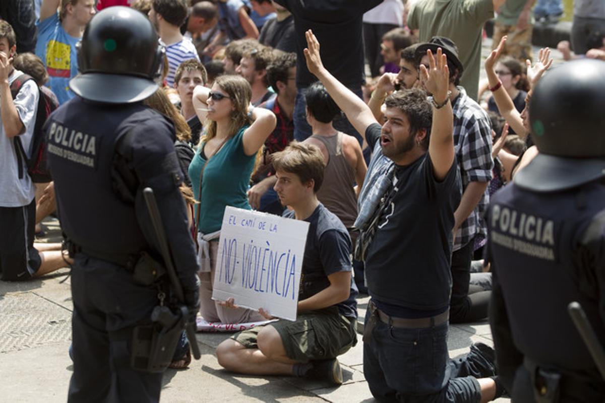 El desalojo de plaça Catalunya, visto por Albert Bertran.