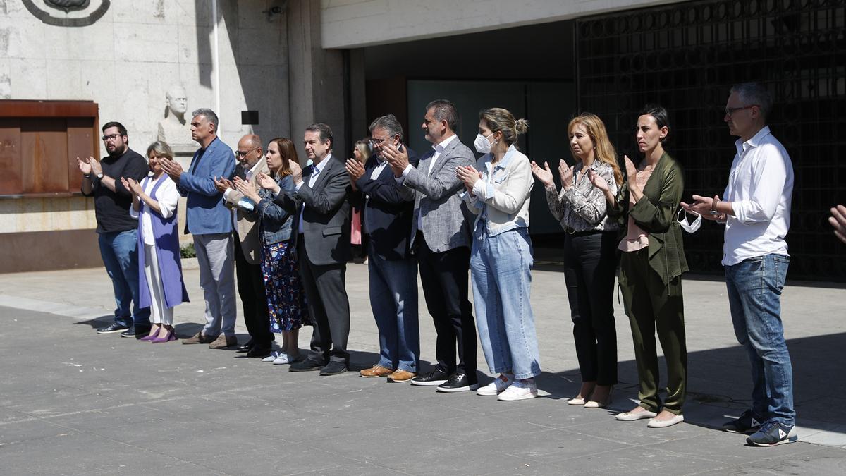 Aplauso tras el minuto de silencio en el Concello de Vigo.