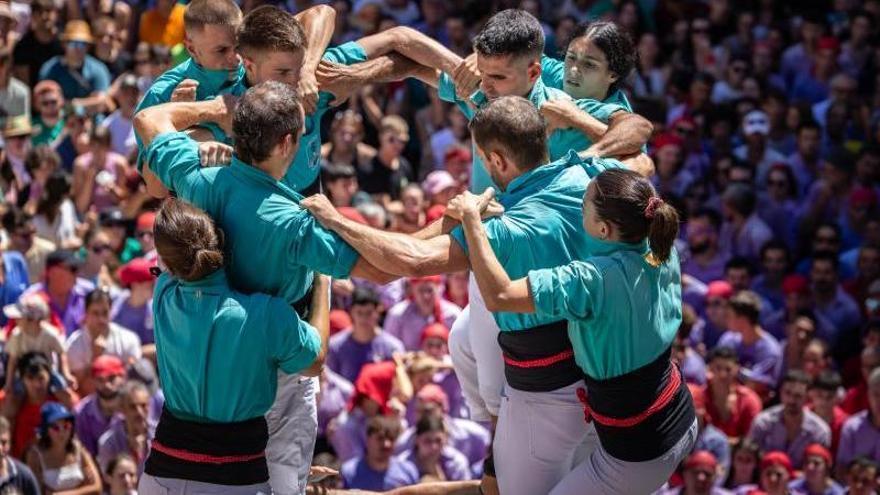 El canvi climàtic també afecta el món casteller: les diades canvien d’horaris i les colles s'adapten a les altes temperatures