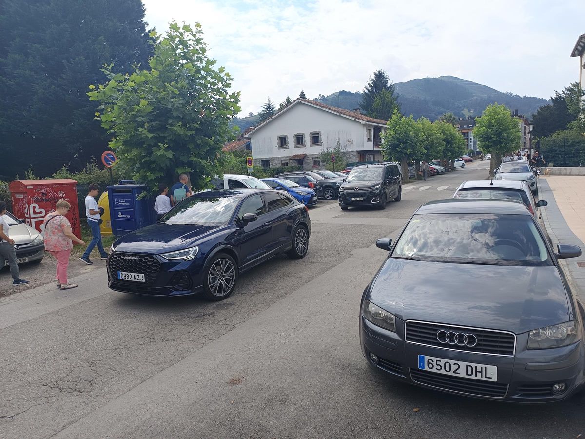 Coches en la avenida de Contranquil, en Cangas de Onís.